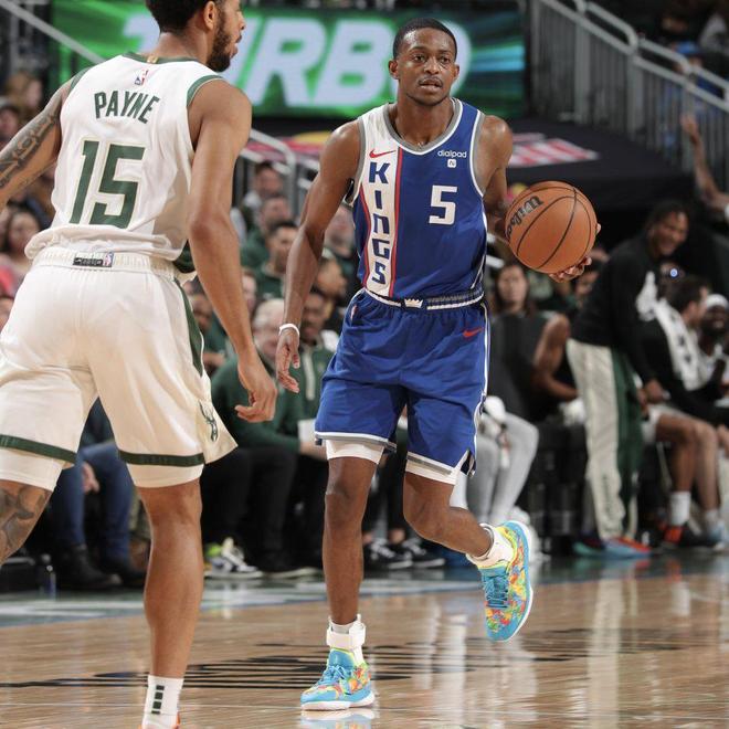 关于华盛顿奇才训练开放日；关键时刻绝杀压哨引欢呼；NBA常规赛在即；年轻球员得到机会的信息