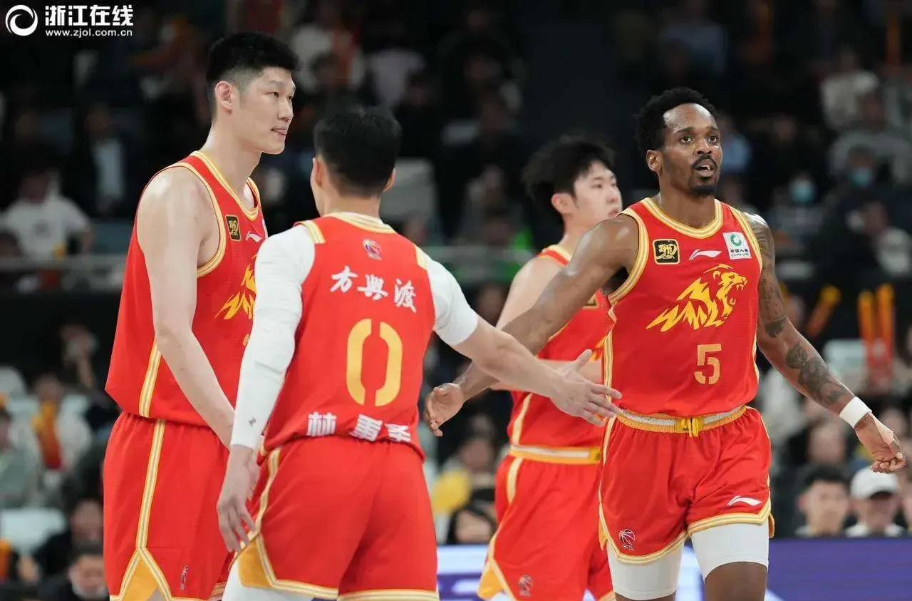 包含国际比赛日突围战来临，广厦男篮围绕全明星赛手感冰凉，更衣室稳定，轮换策略成焦点的词条