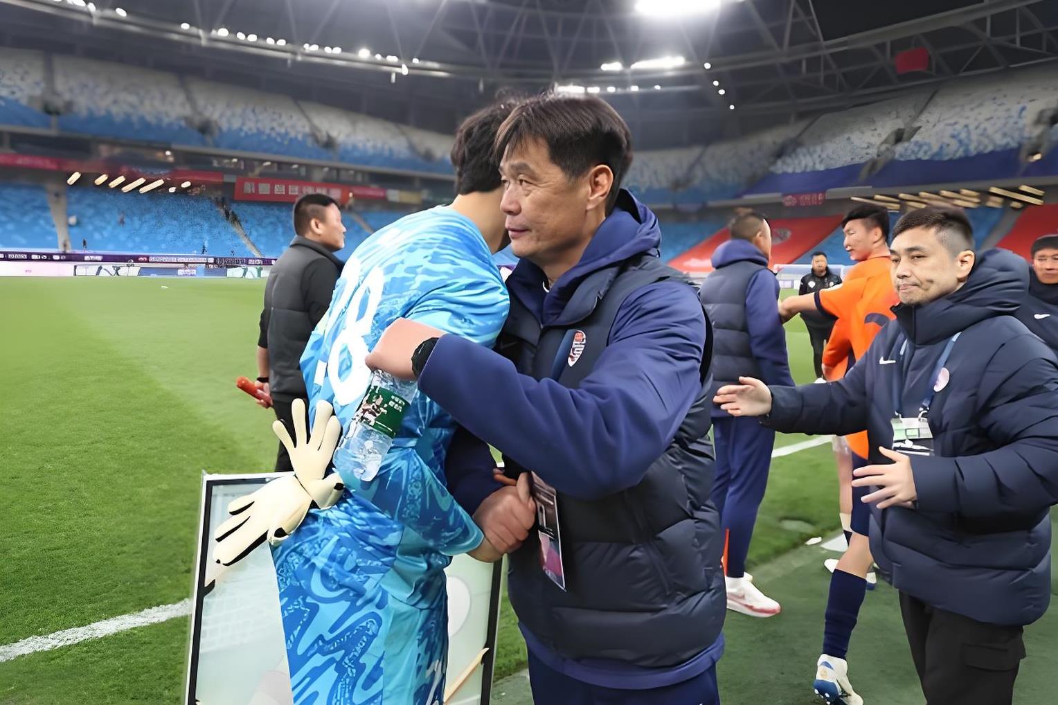 关于中超赛后再迎强敌;浙江队回应争议;主帅态度——气氛紧张;资深球员宣示担当的信息 关于中超赛后再迎强敌;浙江队回应争议;主帅态度——气氛紧张;资深球员宣示担当的信息